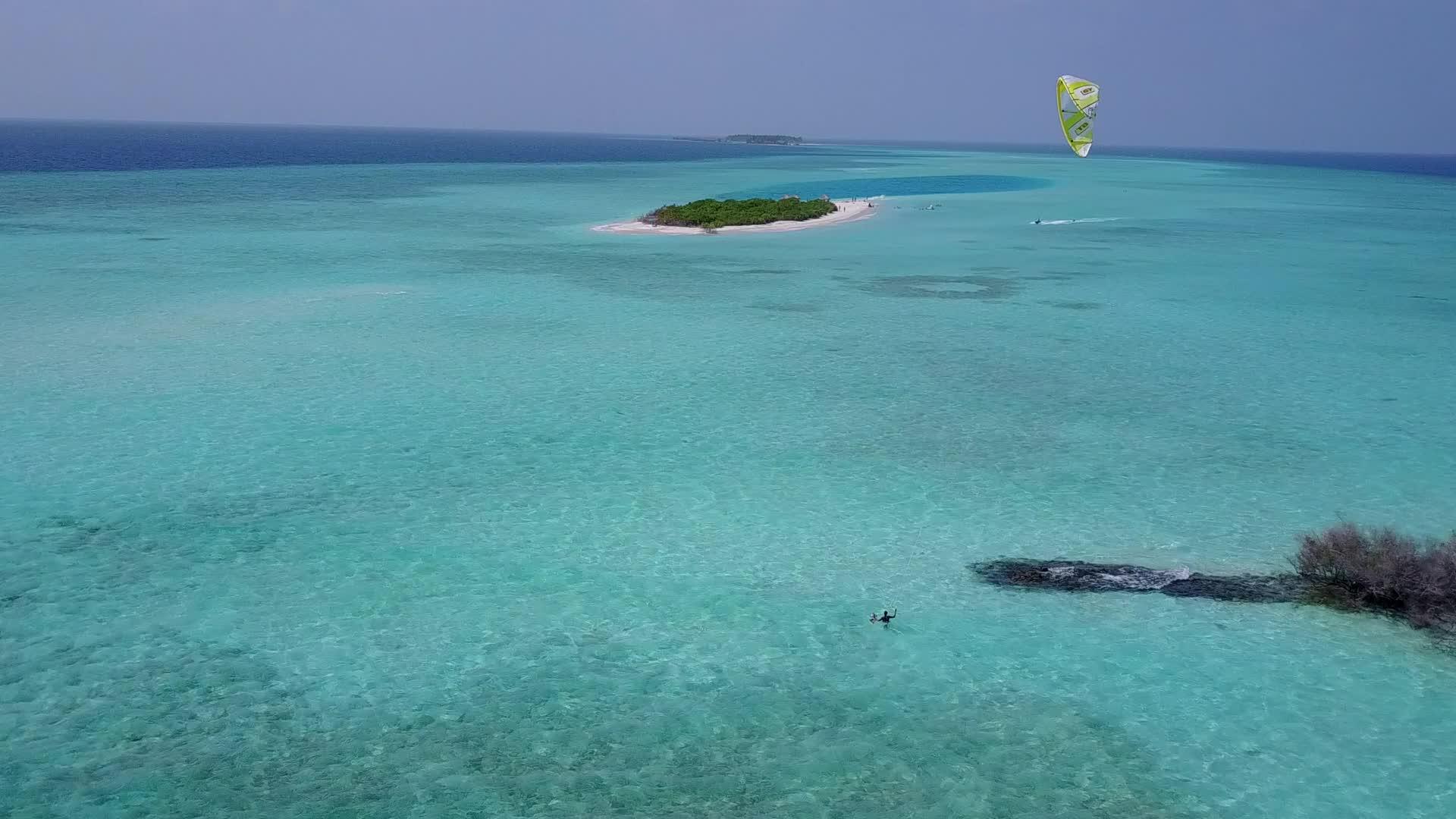 观察天堂泻湖海滩时间通过蓝色环礁湖和清洁沙地背景视频的预览图
