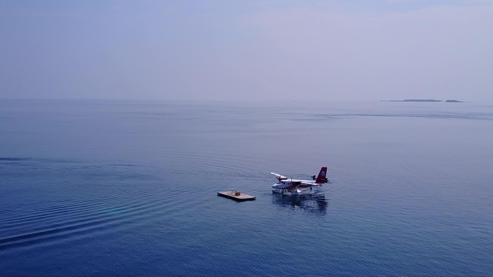 海洋度假胜地海滩度假胜地蓝水和白沙底蓝水景观视频的预览图