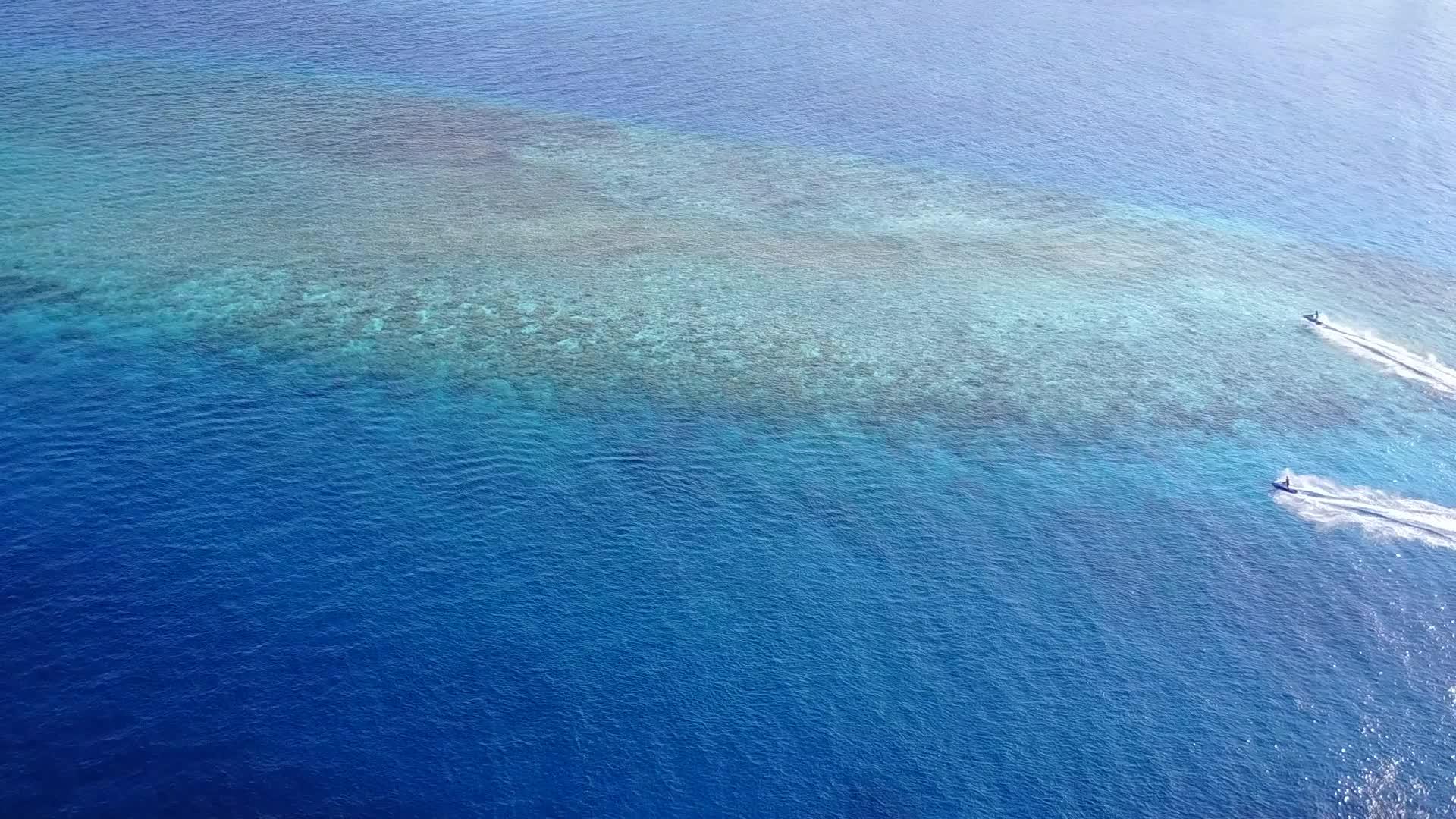 海水环礁湖海滩生活方式的海景通过清晰的环礁环礁与白沙背景视频的预览图