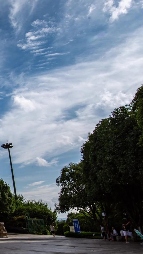 鸿顶云蓝天白云移动延迟重庆鸿恩寺公园入口视频的预览图