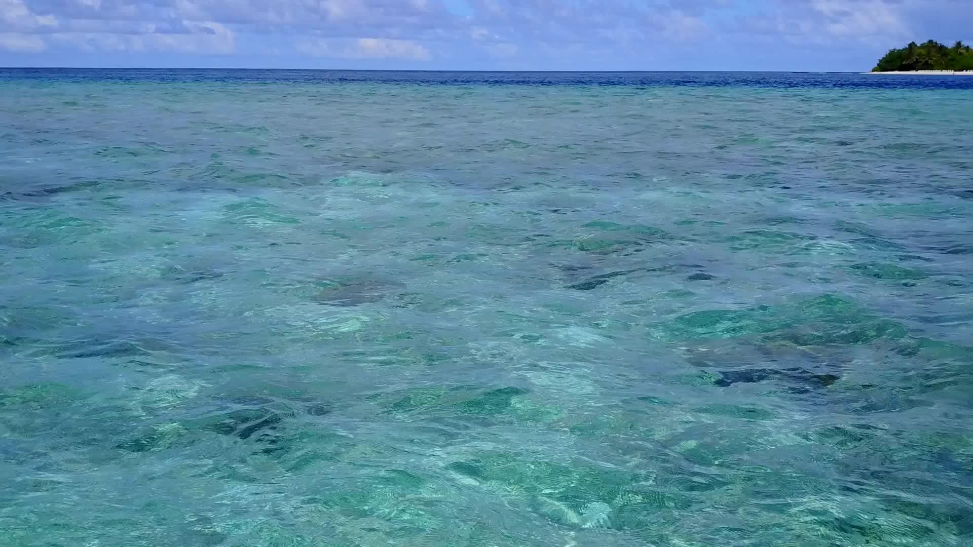 在旅游海滩度假期间透明、干净的沙地背景海洋使用豪华无人驾驶视频的预览图