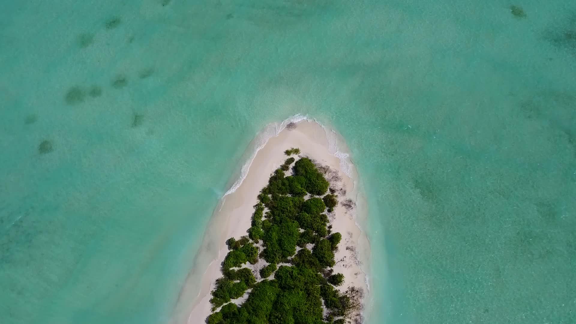 蓝色的大海和白色的海滩背景美丽的环礁湖海滩空中无人驾驶视频的预览图