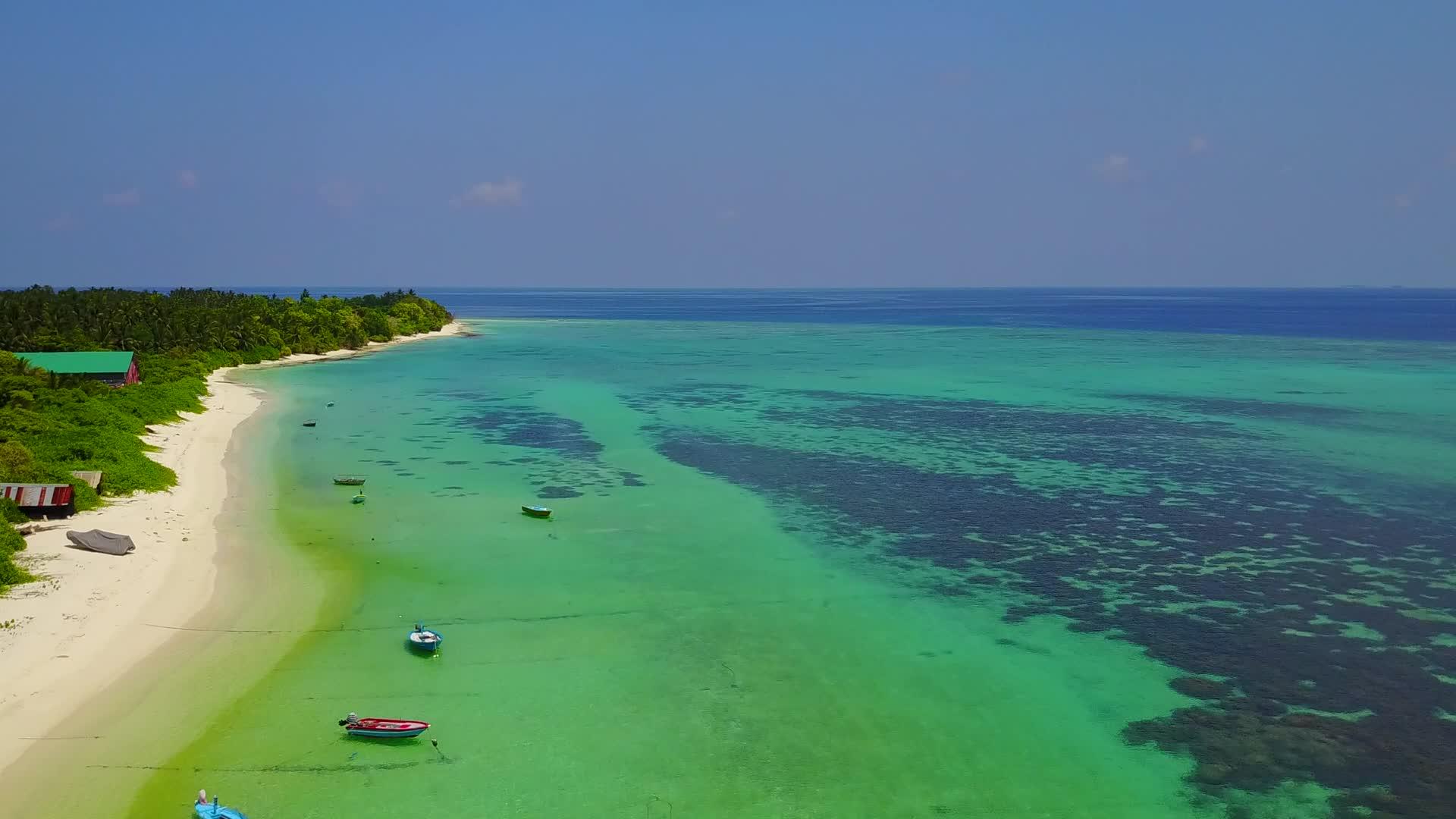 美丽的旅游海滩在蓝色的大海和白色的沙子背景的蓝色海洋飞行视频的预览图