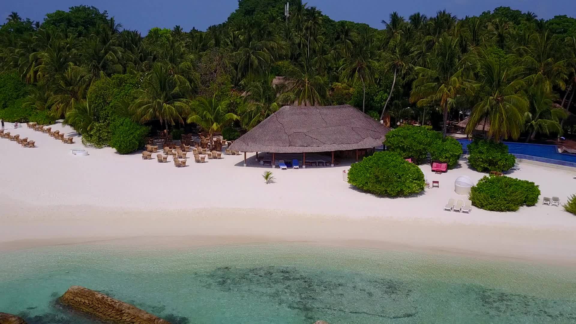 天堂环礁湖海滩的景象以透明的白色沙子为背景视频的预览图