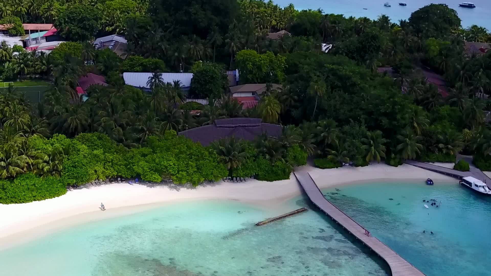 白沙背景下的蓝水在长边海岸海滩度假日全天飞行视频的预览图