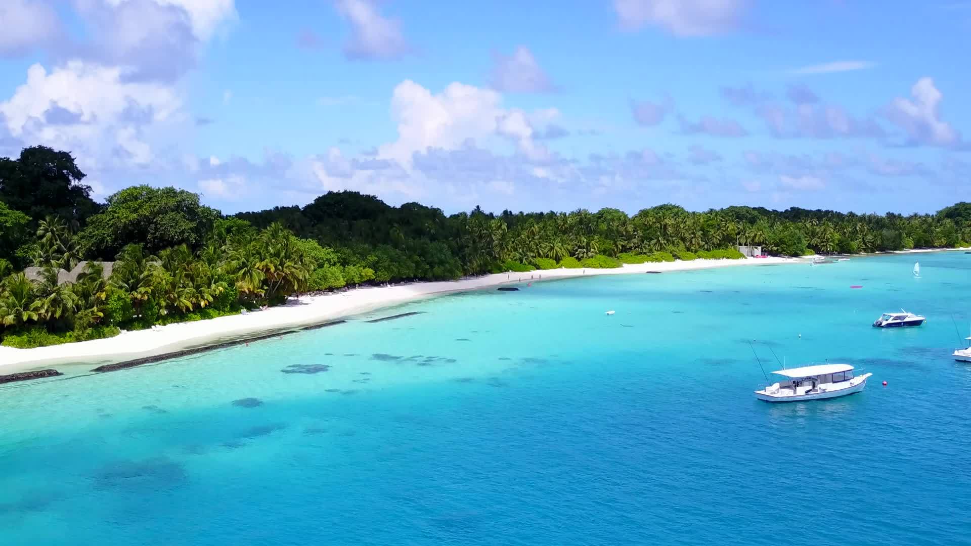 海岛海滩生活方式的田园诗般的空中无人机天空视频的预览图