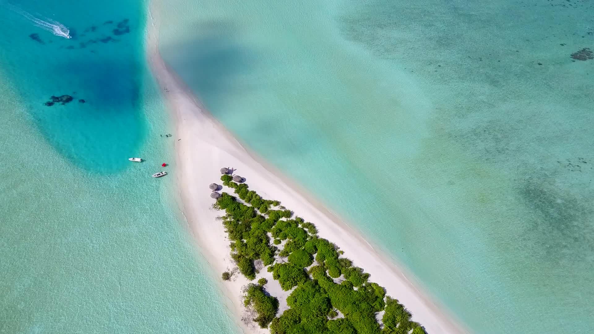 水蓝色海洋和干净的沙质背景热带海岸线海滩冒险无人机视频的预览图
