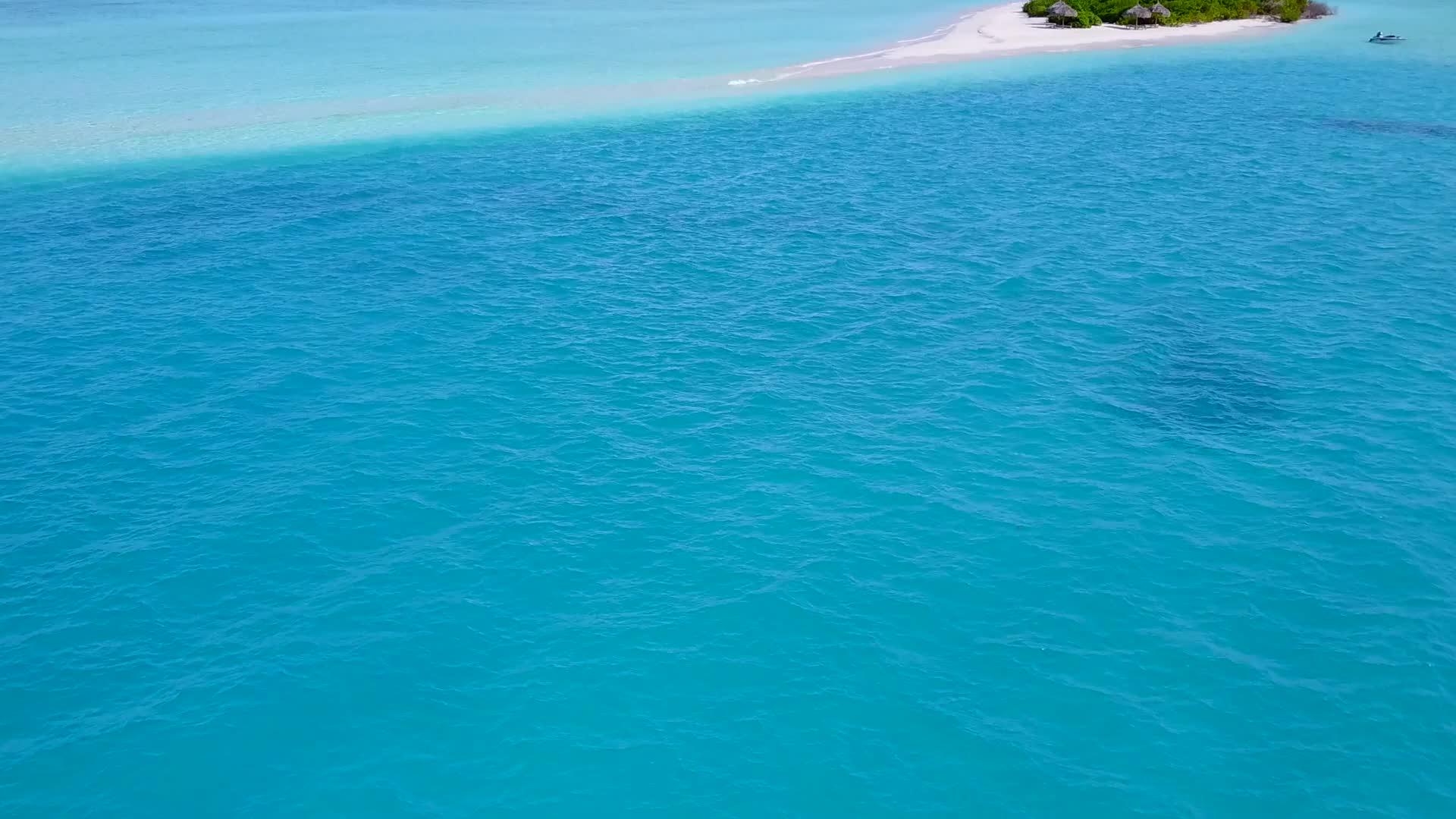 空中无人驾驶飞机在美丽的岛屿海滩上飞行视频的预览图