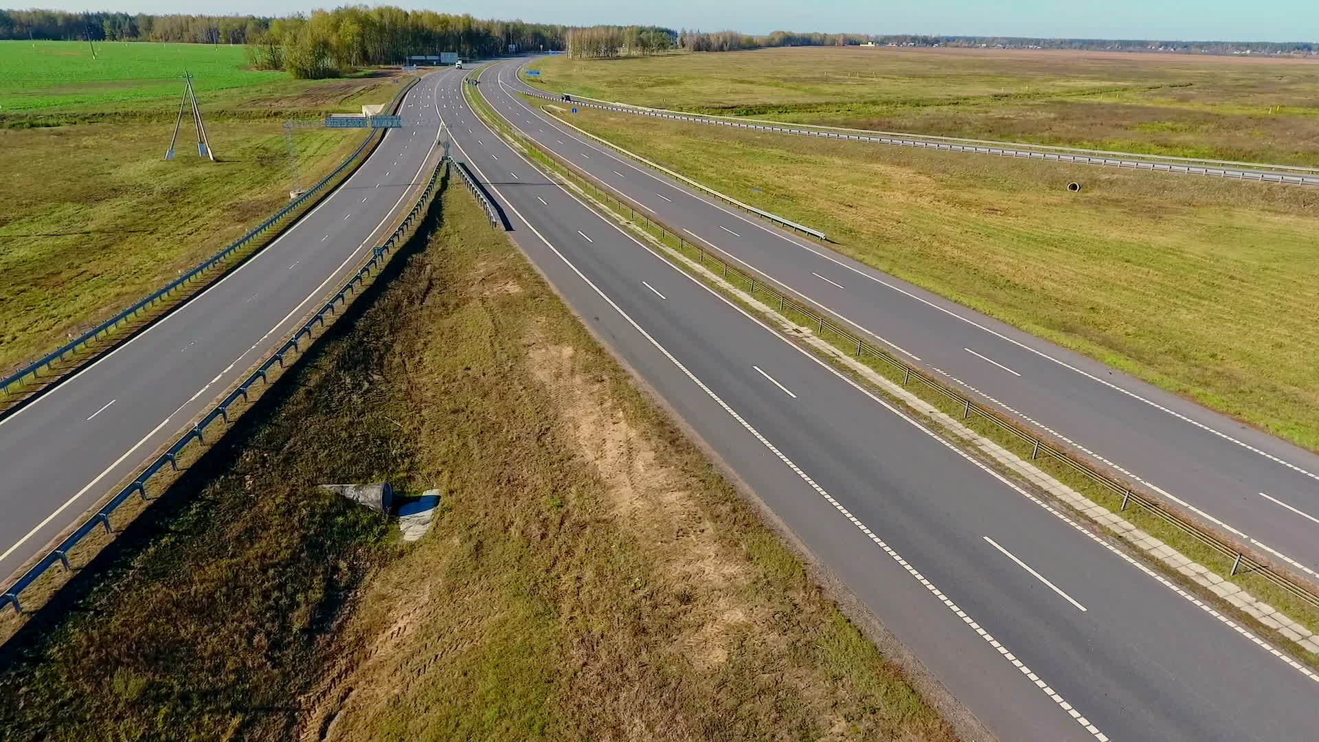 空中公路观察：地面国道上的汽车交通状况视频的预览图