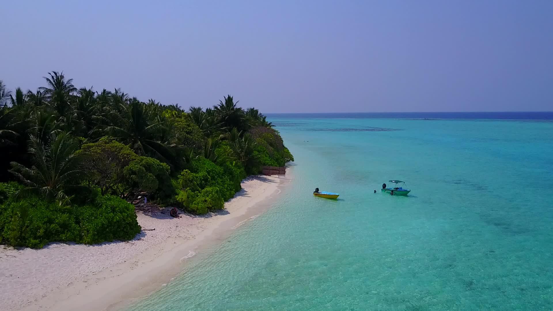 蓝色海洋和白色海滩背景的安静海岸海滩探险飞行无人驾驶飞机视频的预览图