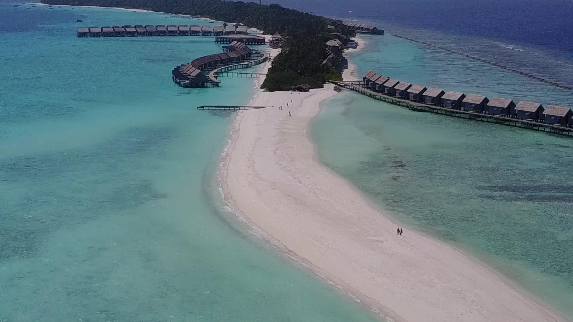 热带海洋观光旅游以蓝色、绿色海洋和白色沙滩为背景视频的预览图