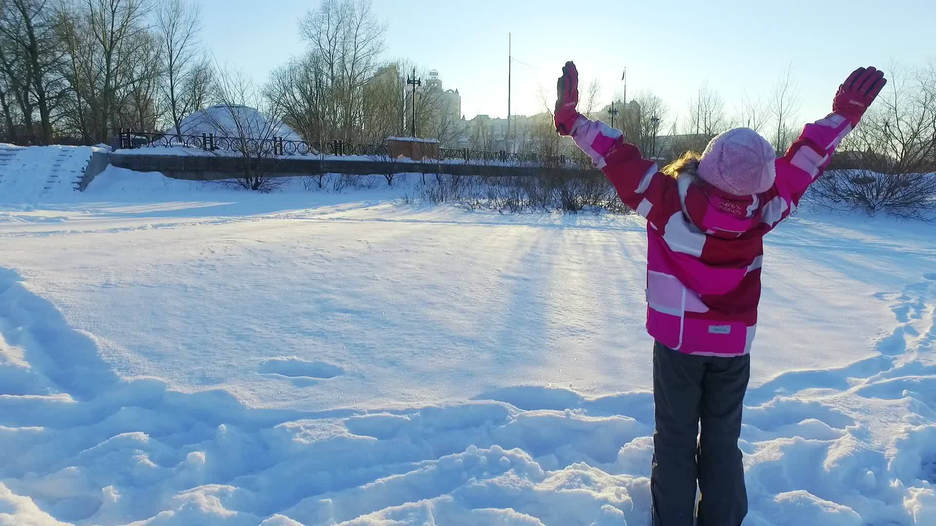 在冬季公园里背对着小女孩和妈妈一起休息视频的预览图