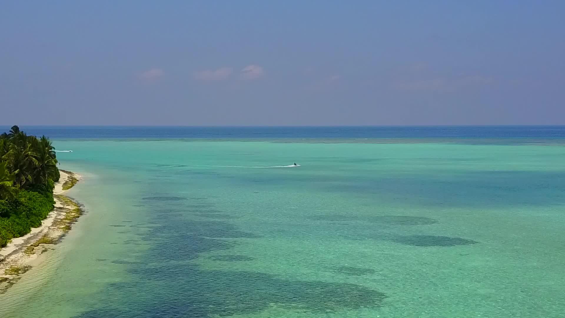 利用白色沙滩和浅海环礁湖海滩视频的预览图