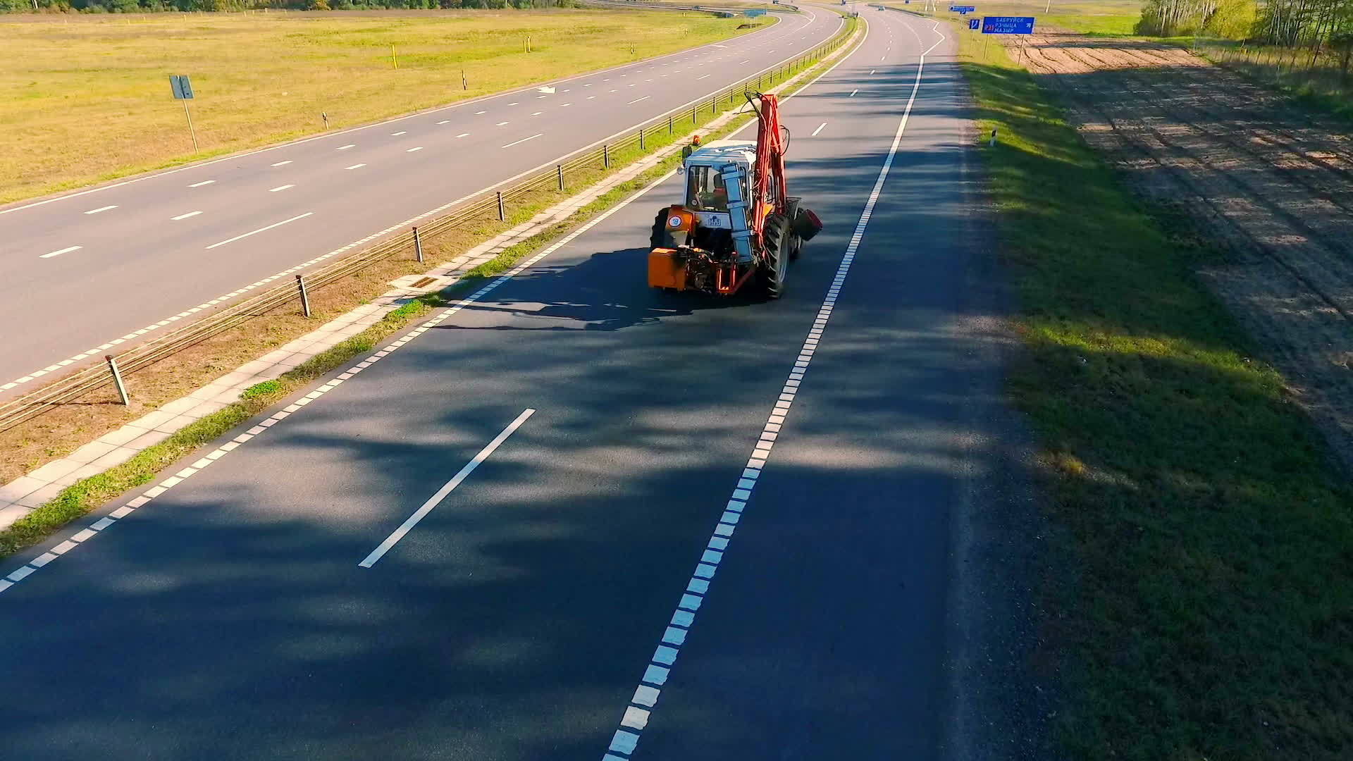 在高速公路上驾驶拖拉机视频的预览图