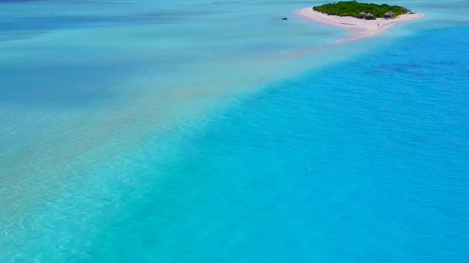 无人驾驶环礁湖和白色海滩为背景缓冲海岸海滩度假视频的预览图