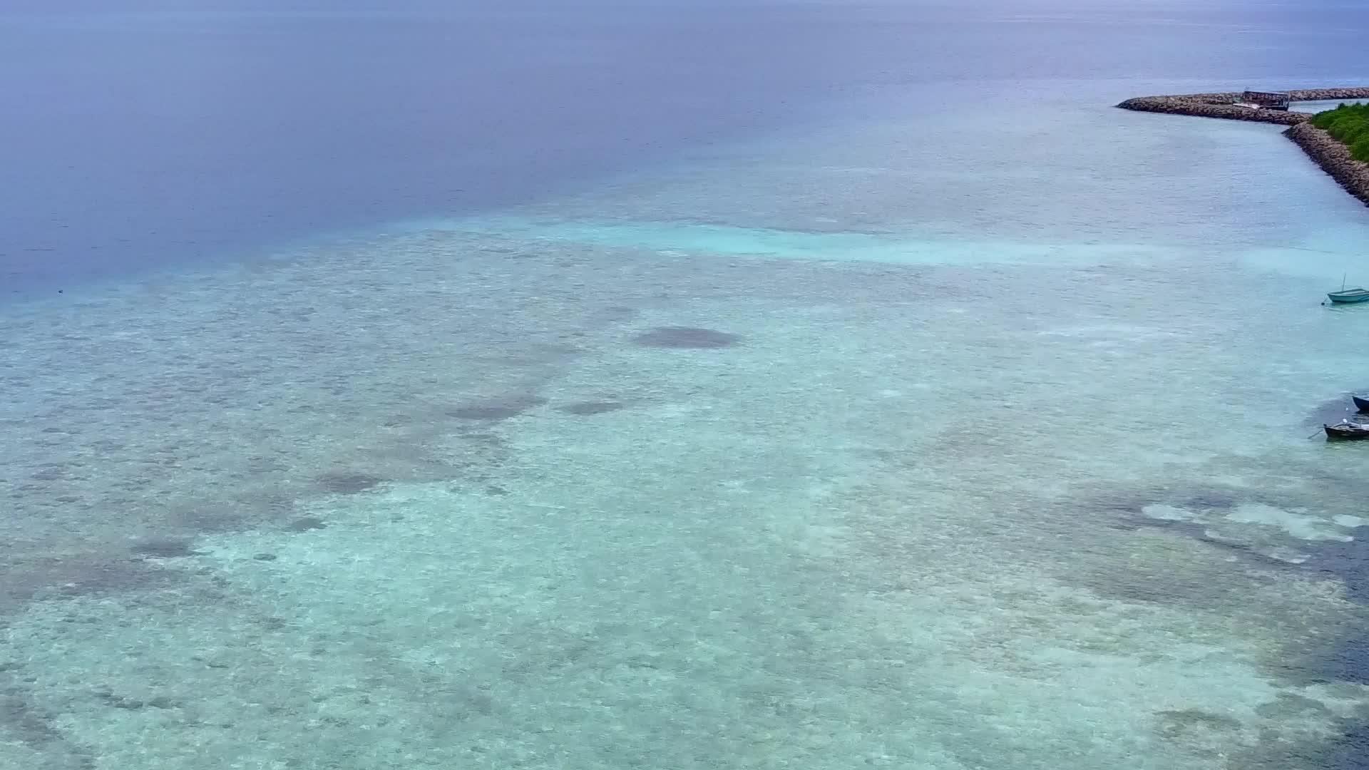 清晰的白色沙滩环礁湖视频的预览图