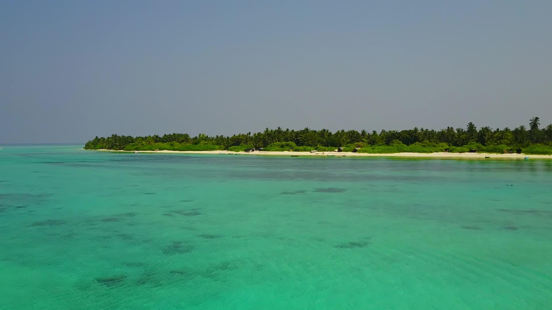 天堂海滩海滩时间以蓝绿色海洋和白色沙沙为背景视频的预览图