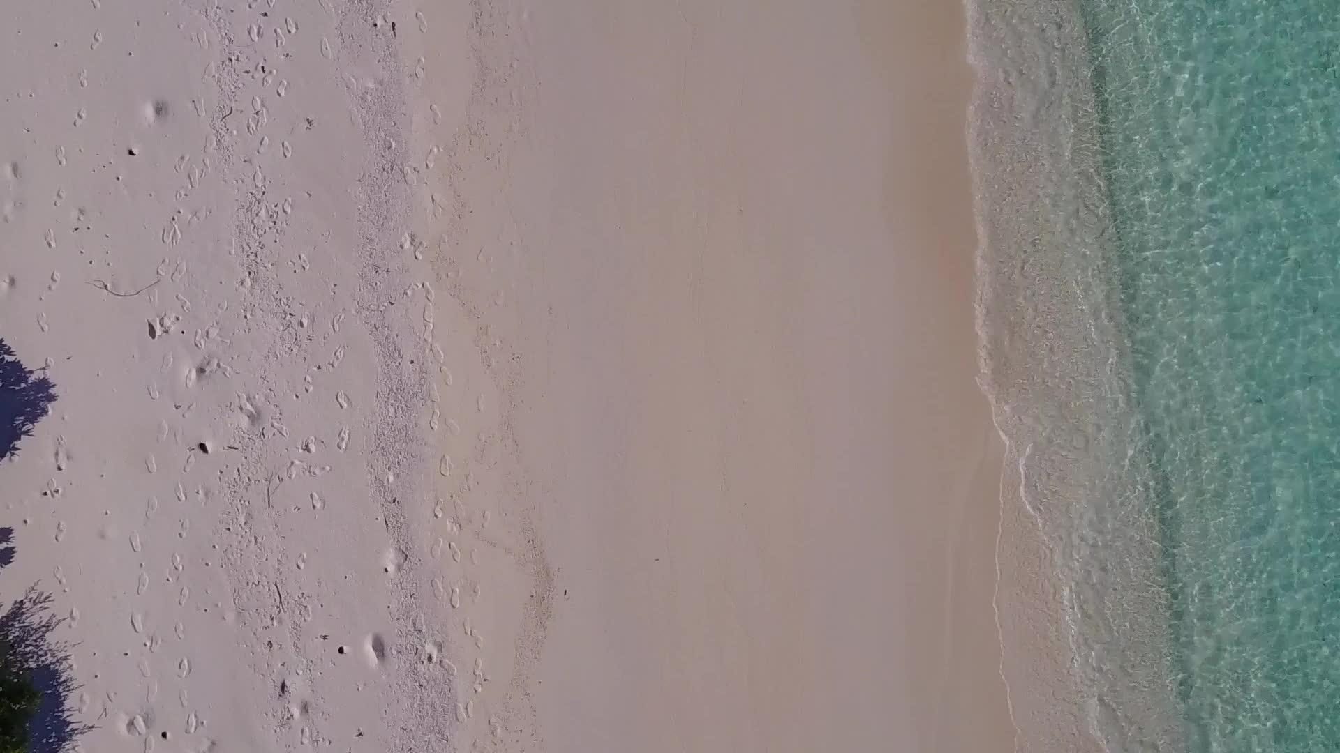 异国旅游海滩以透明的环礁湖和白色沙沙背景为蓝沙背景视频的预览图