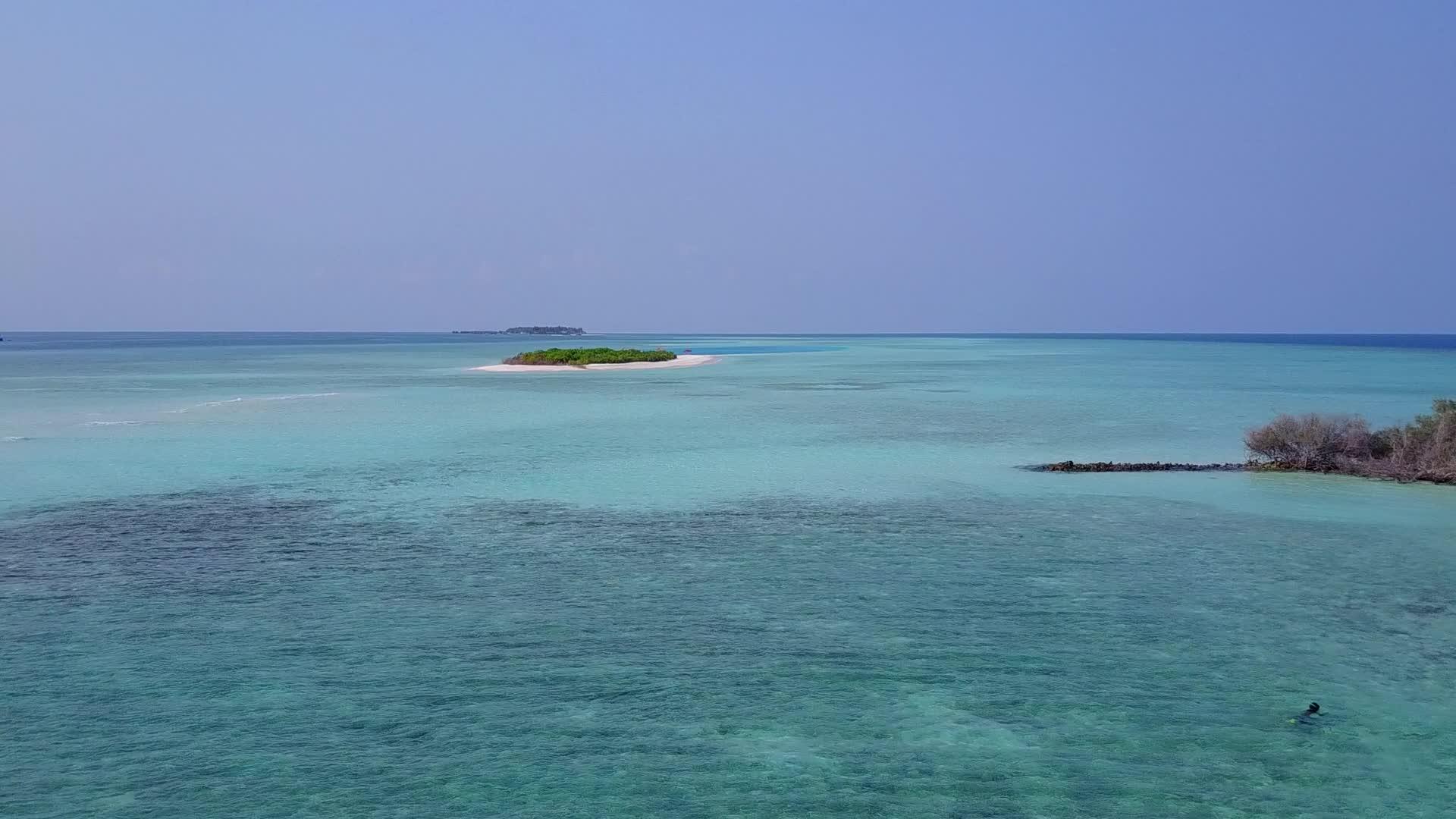豪华岛屿海滩假日空中无人驾驶飞机天空蓝海和白色沙底视频的预览图