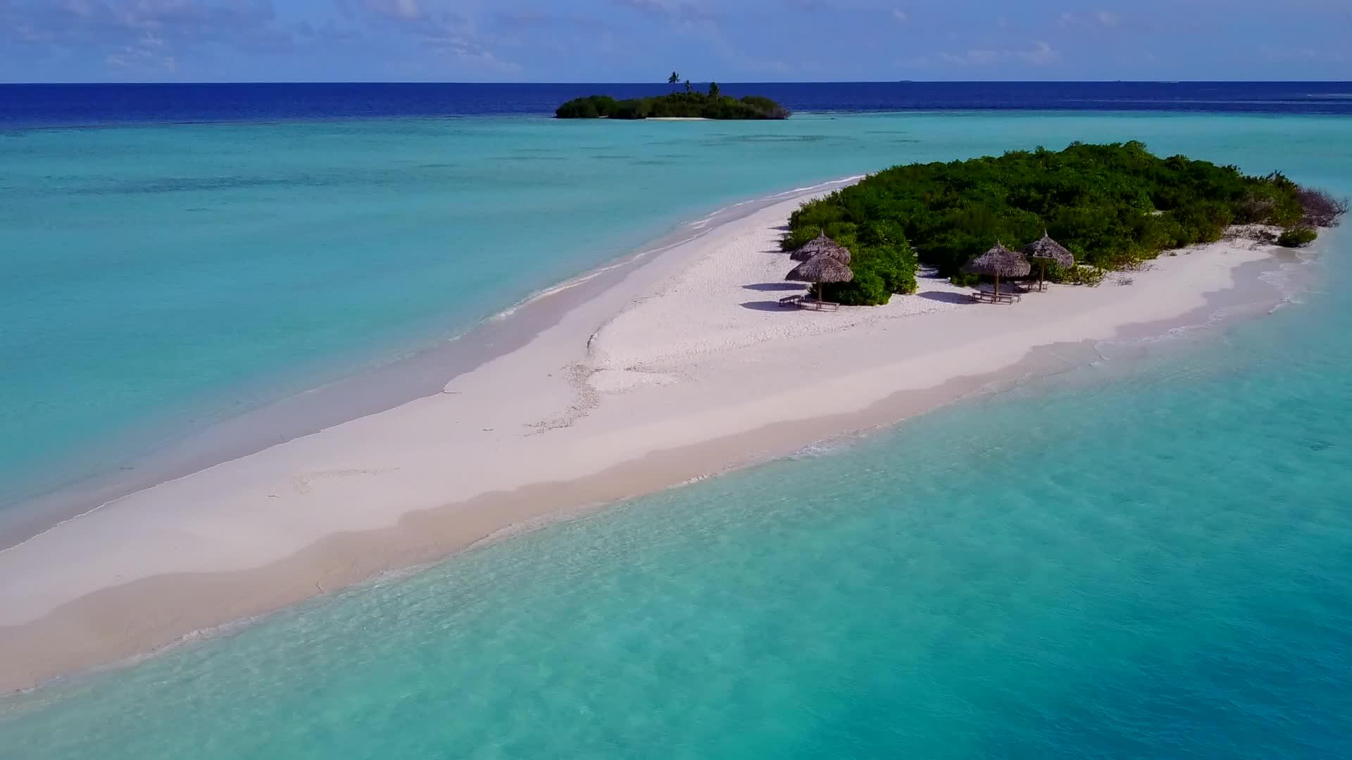 以浅沙为背景的蓝色环礁湖蓝沙岩层对外国海岸海滩度假视频的预览图