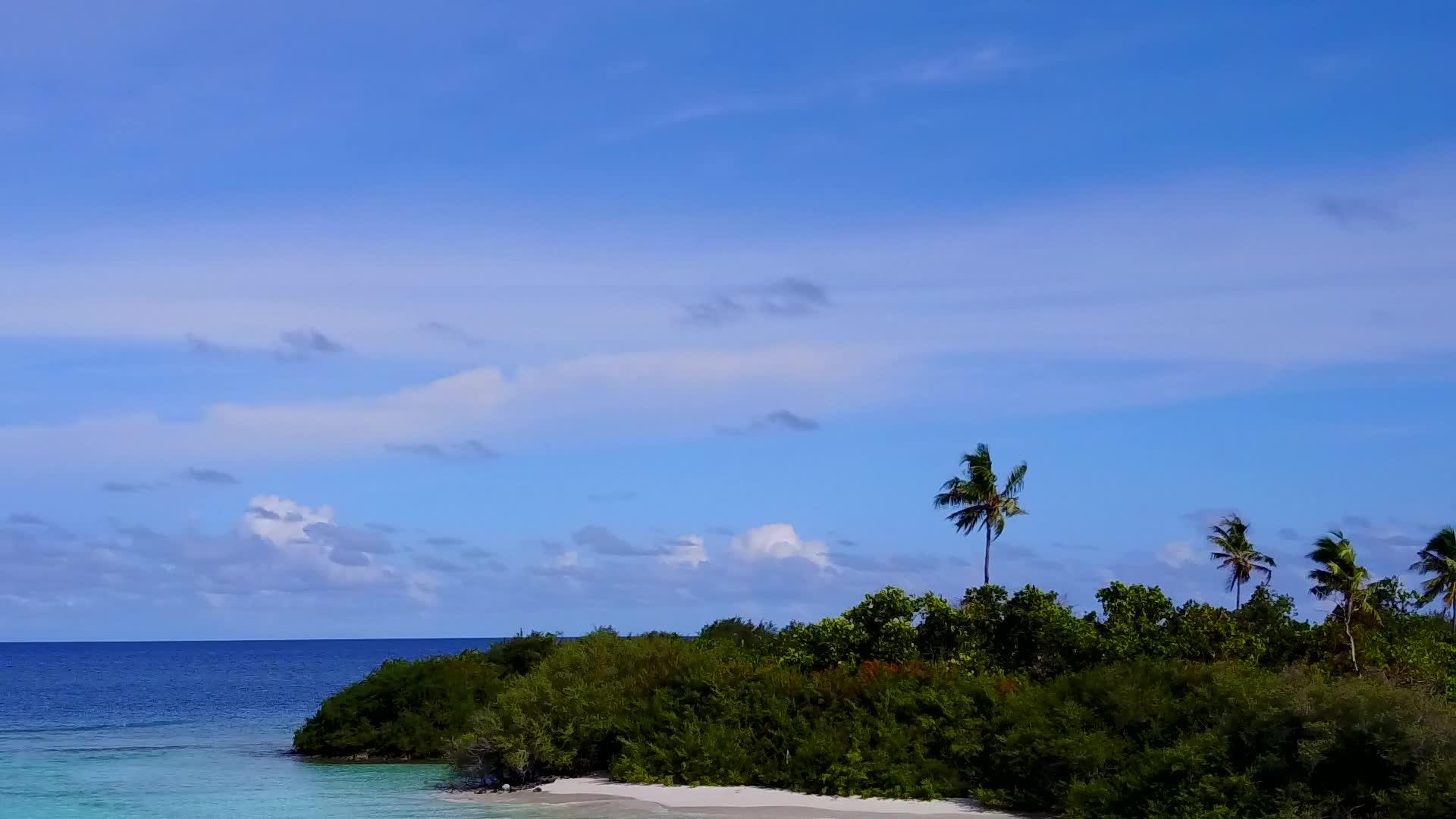 蓝色海平面以白沙海为背景视频的预览图