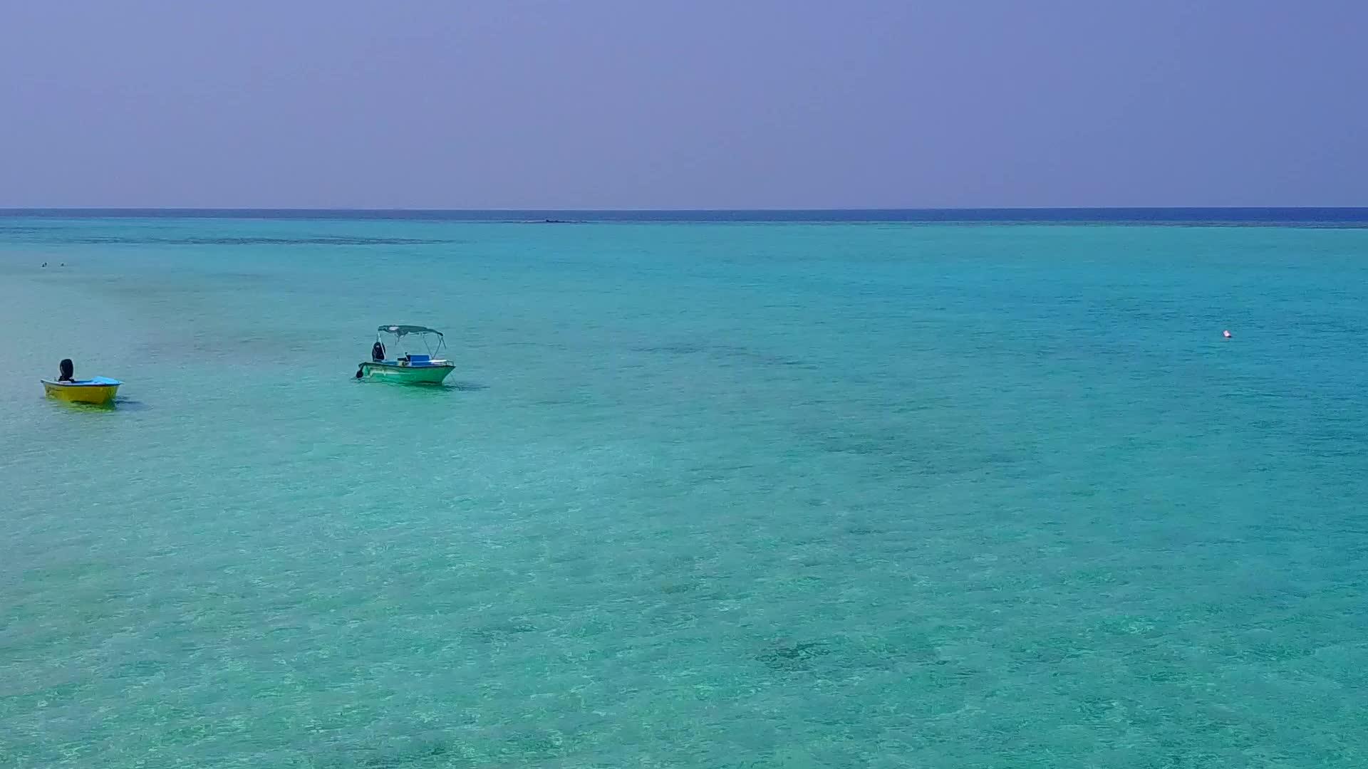 蓝海白沙背景热带度假海滩空中无人机海景视频的预览图