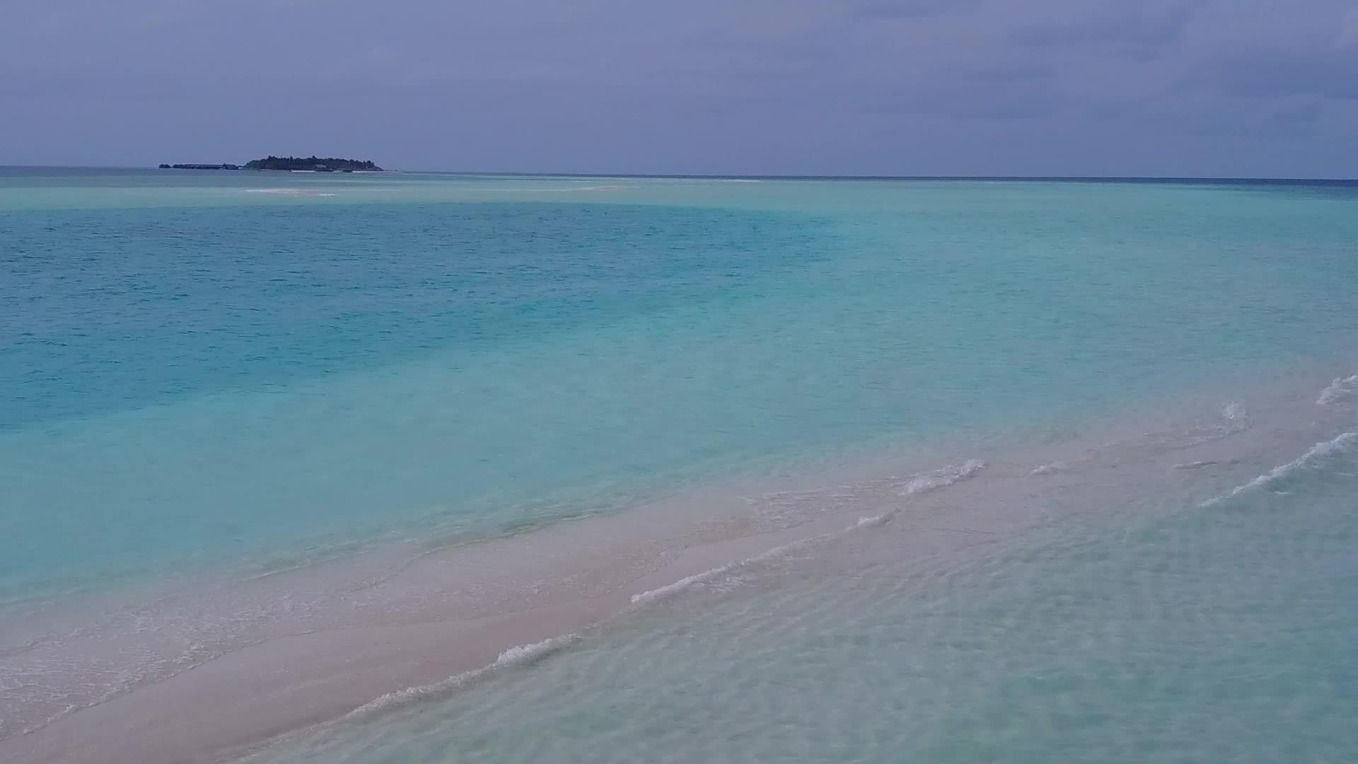 观看透明海滨海滩旅游活动清洁沙土背景视频的预览图