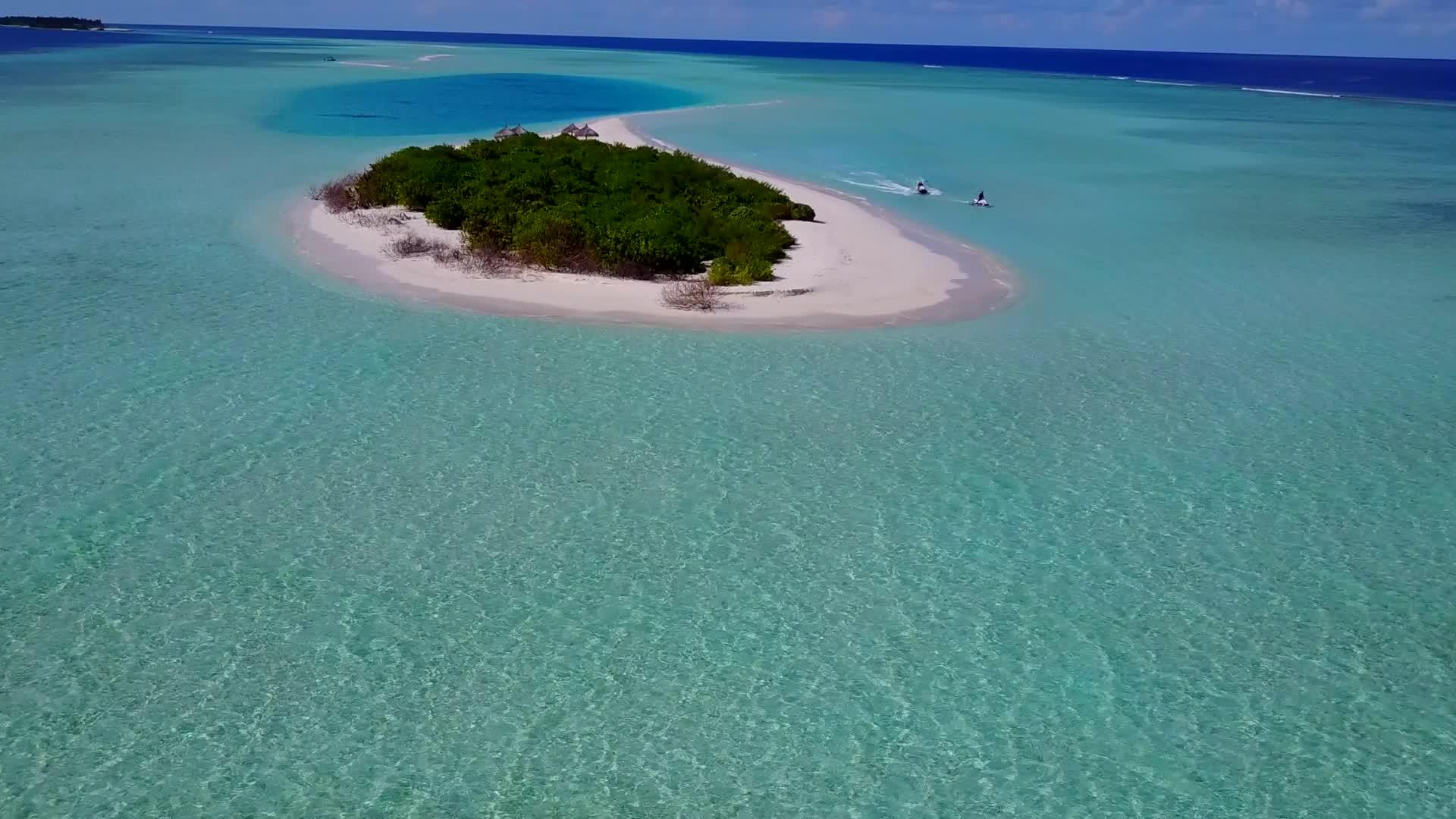 蓝色的海洋和明亮的沙滩背景的田园诗般的海岸线海滩度假无人机景观视频的预览图
