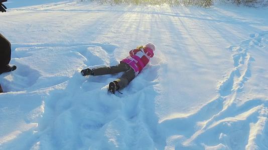 家庭在阳光明媚的冬日里玩得开心冬天休息快乐视频的预览图