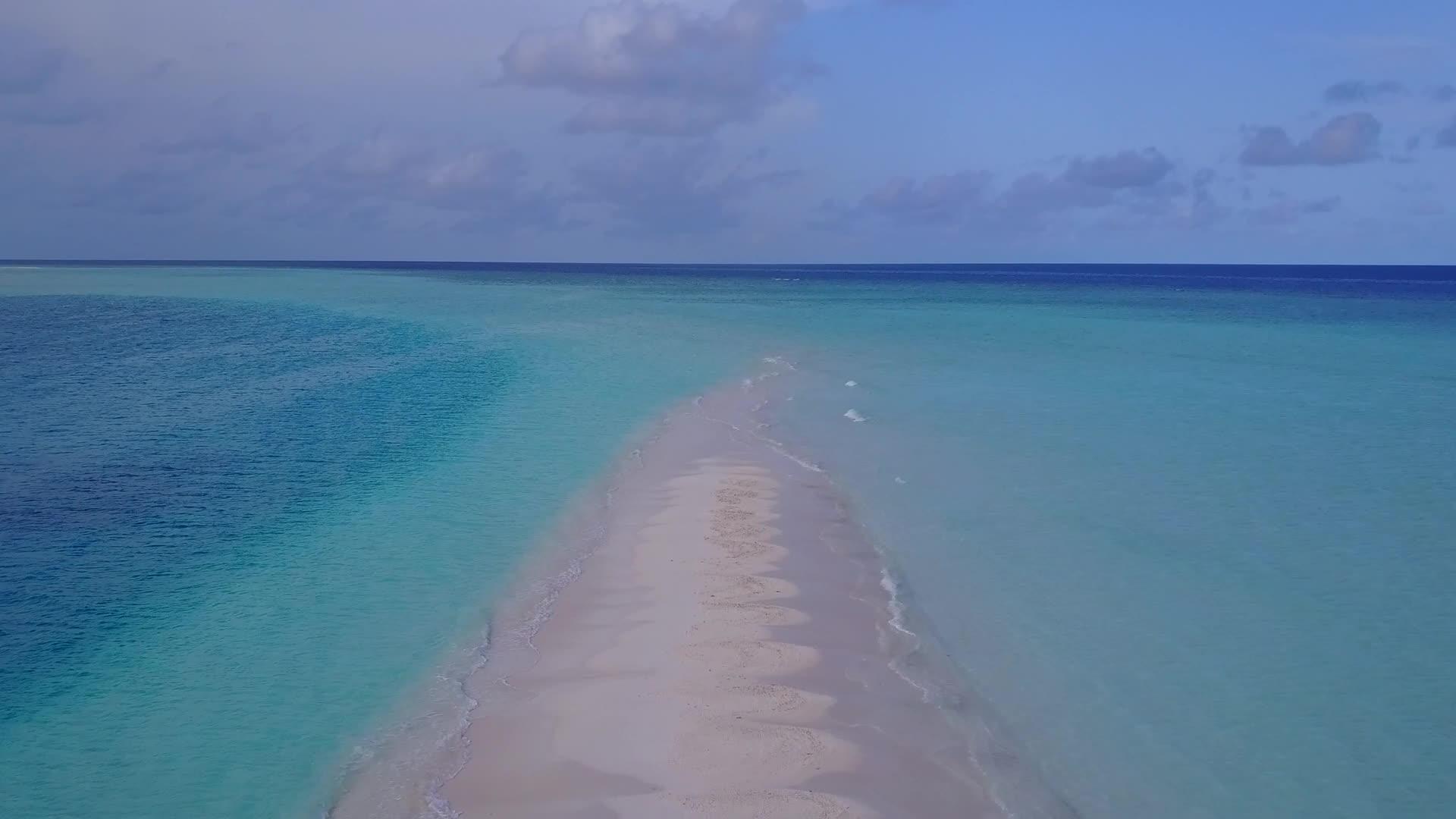海洋旅游海滩生活方式在浅海和清洁沙的背景下视频的预览图