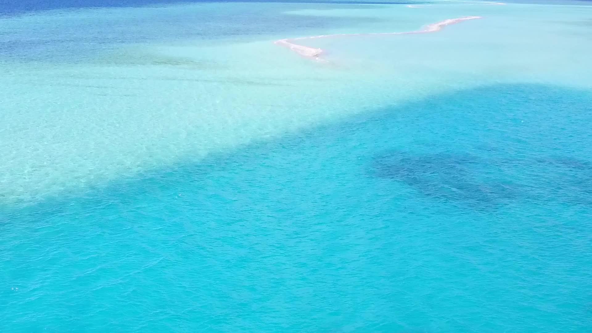 岛屿以透明的海洋和白色的海滩为背景视频的预览图