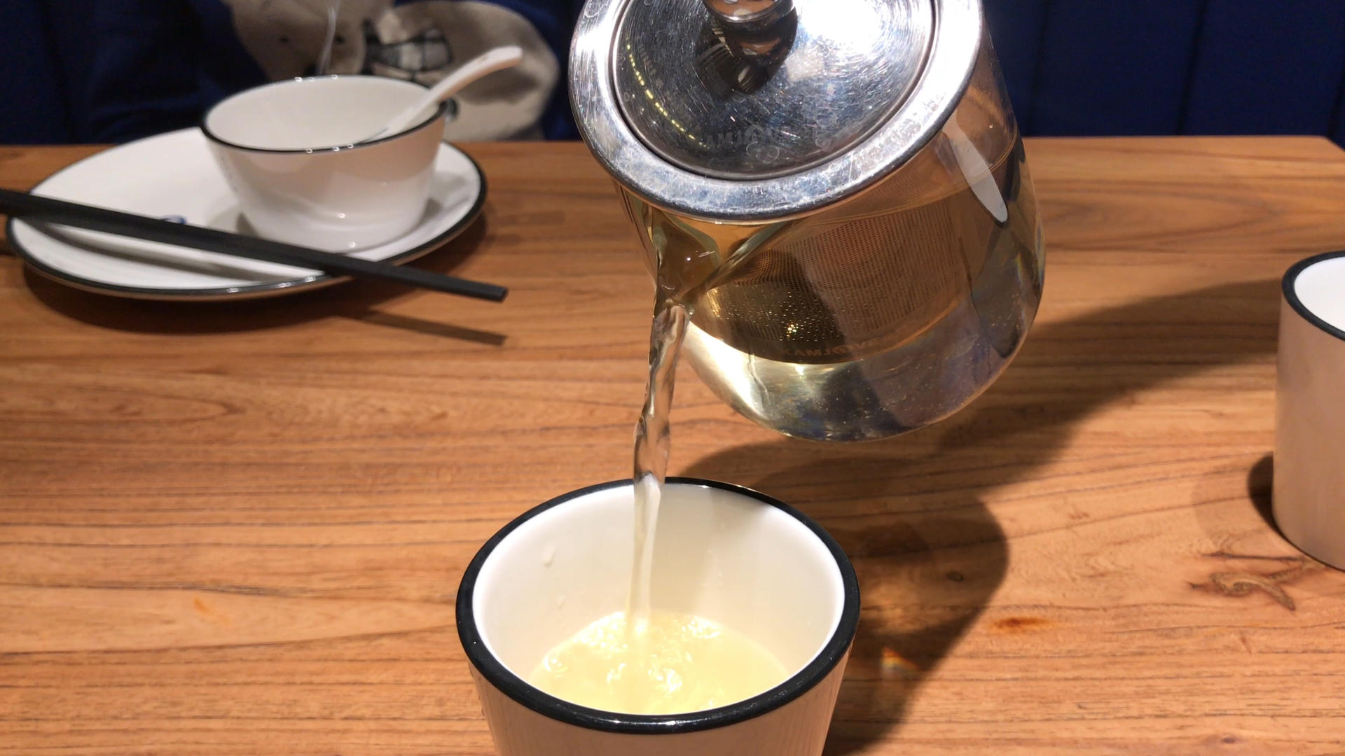 酒店餐厅茶水服务4k素材视频的预览图