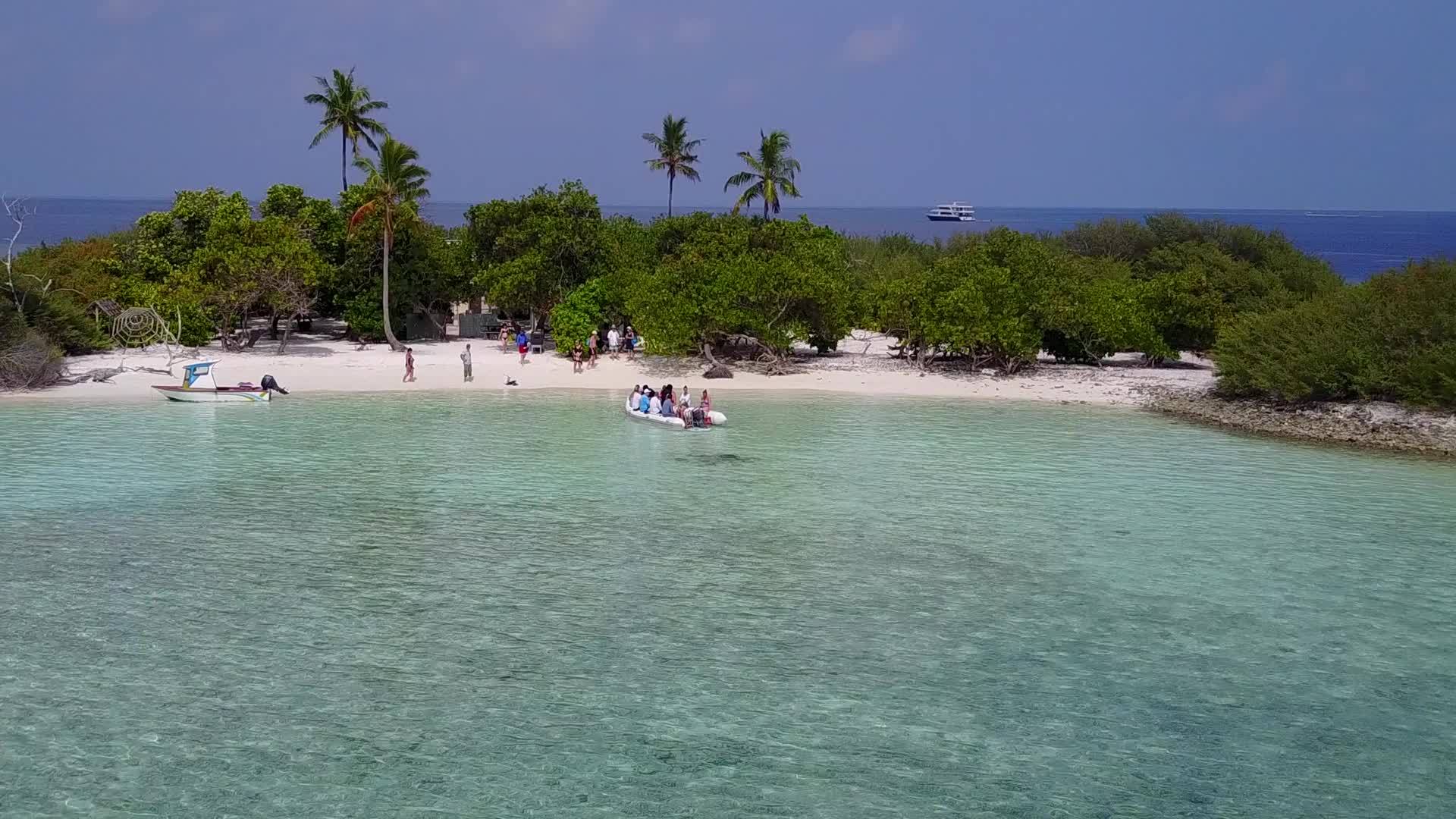 透明白色沙底背景的透明海洋探索海滩探索视频的预览图