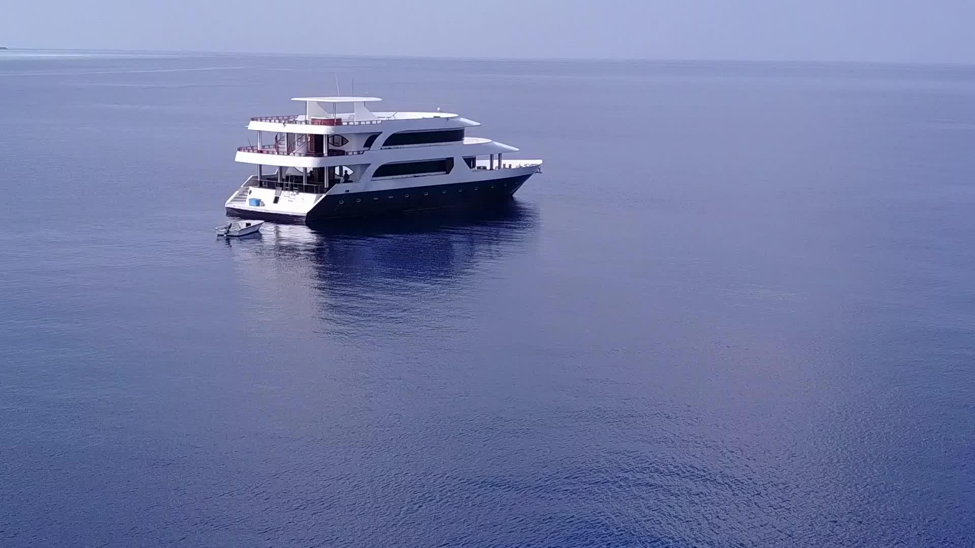 白沙背景蓝色泻湖海洋度假村海滩之旅视频的预览图