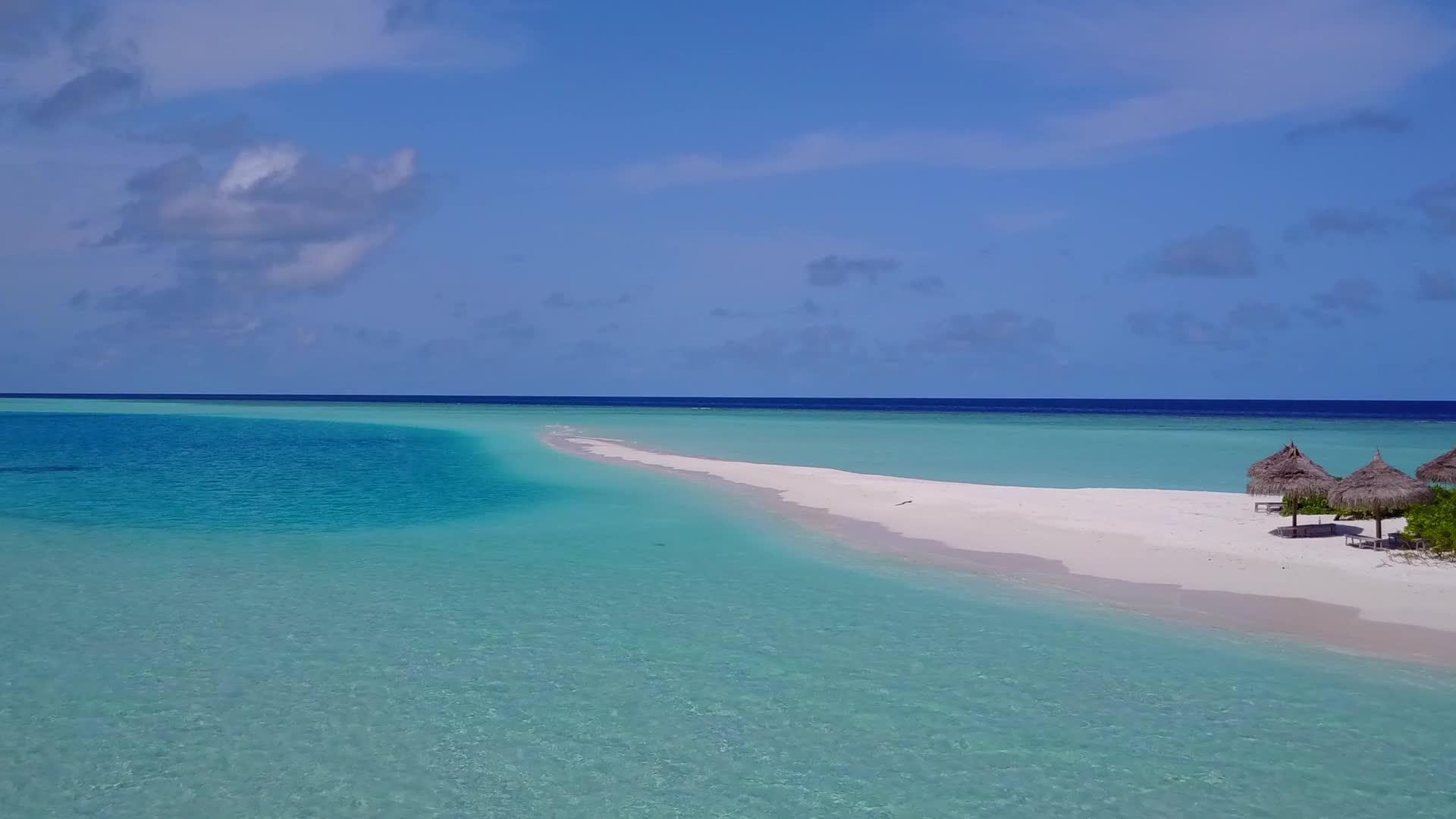 蓝绿色的海洋和白色的沙滩背景放松的岛屿海滩假日空中无人驾驶视频的预览图