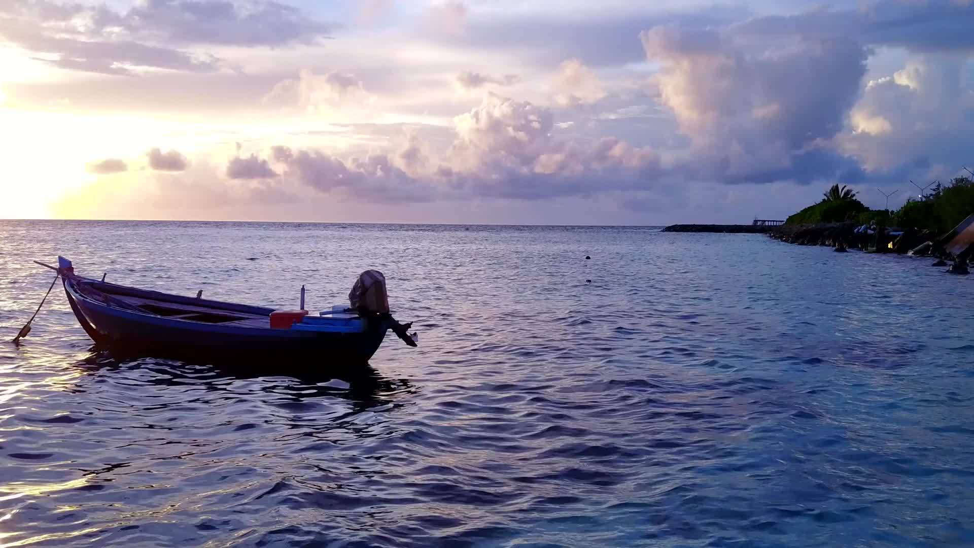 蓝色海洋和白色沙滩背景豪华海滩旅行无人驾驶无人驾驶视频的预览图