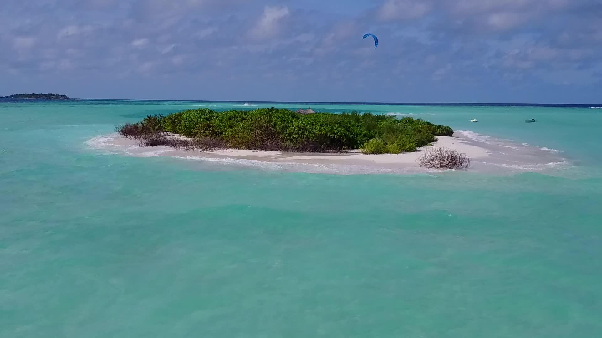蓝海白沙背景美丽的海岸海滩度假无人机海景视频的预览图
