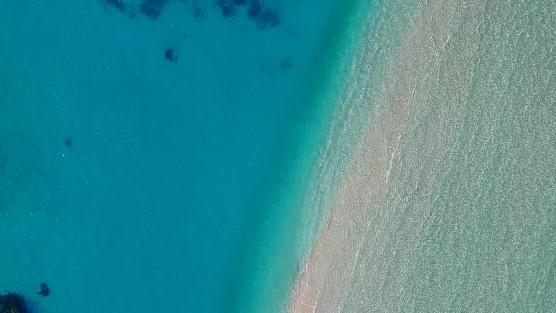 白沙背景蓝水热带湾海滩航行无人机空中天空视频的预览图