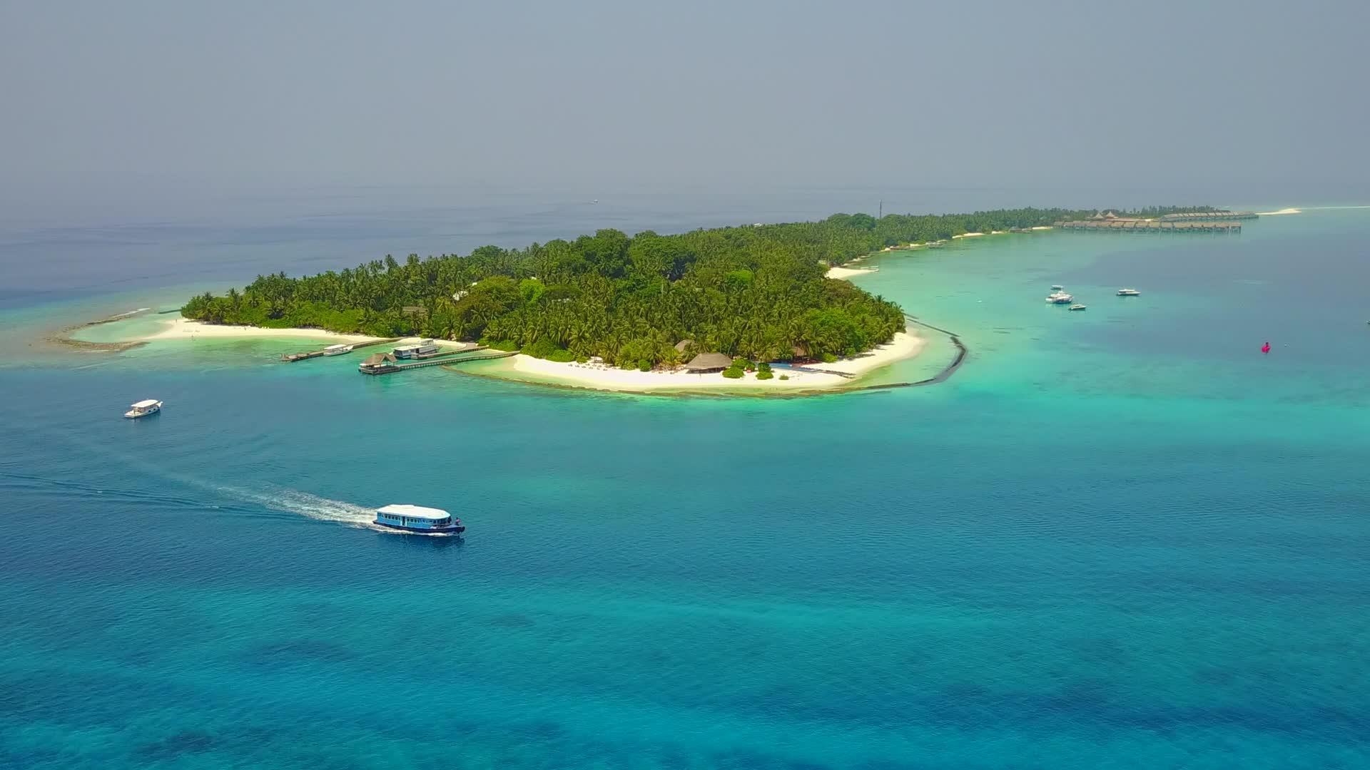 白沙背景的蓝绿水完美的环礁湖海滩之旅视频的预览图