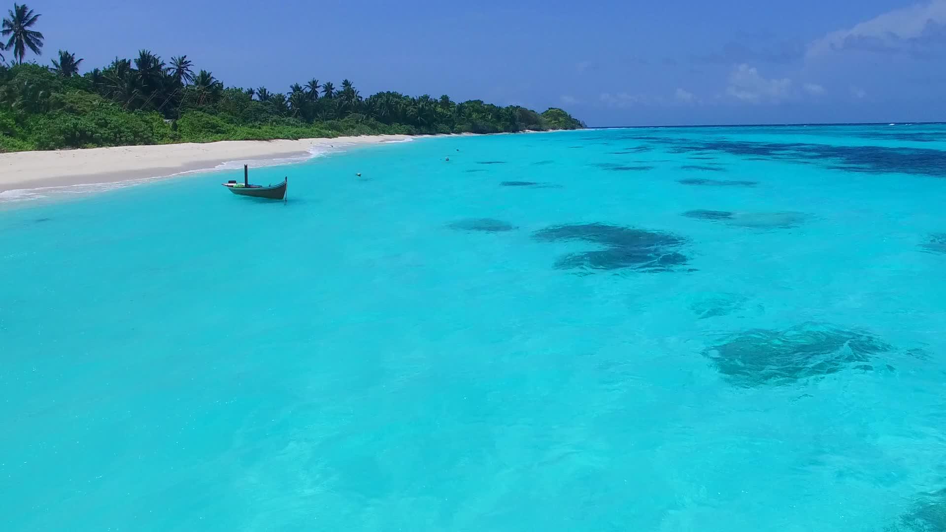 以浅沙为背景的海平面蓝海是放松环礁湖海滩假日的空中无人驾驶视频的预览图