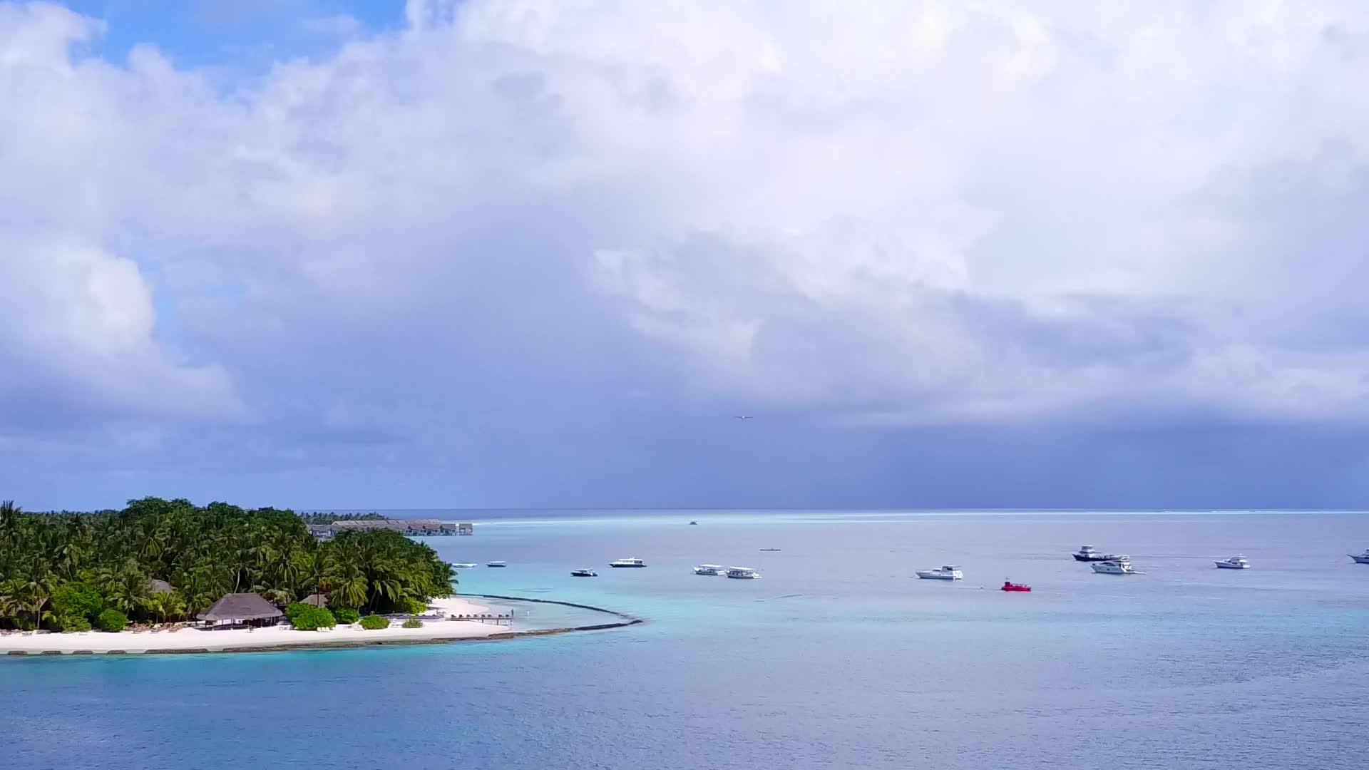 安静的海岸线海滩之旅无人机天空清澈的海水白沙背景视频的预览图