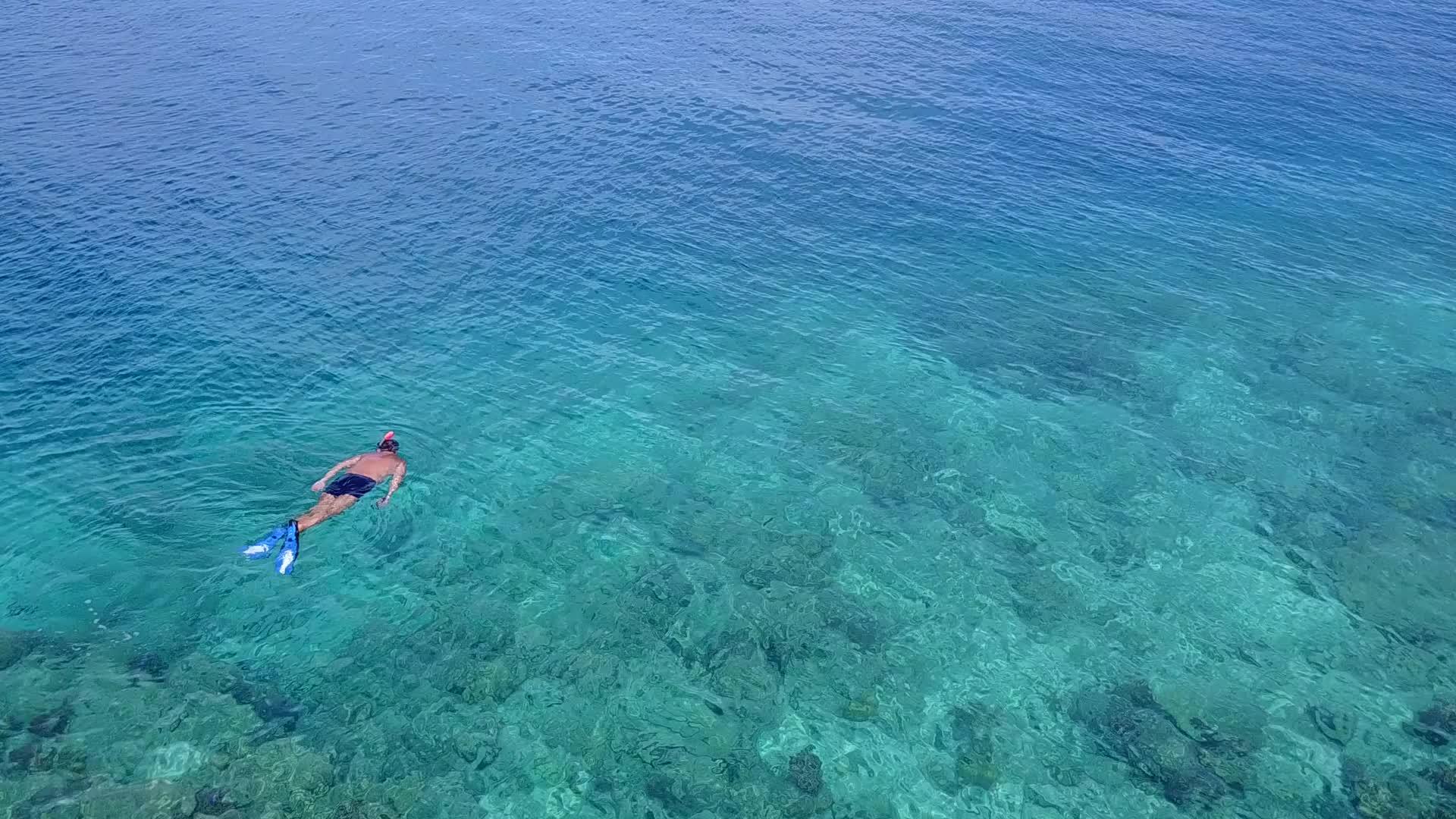 蓝色环礁有白色沙子背景蓝色环礁有天堂海滩旅游生活方式视频的预览图