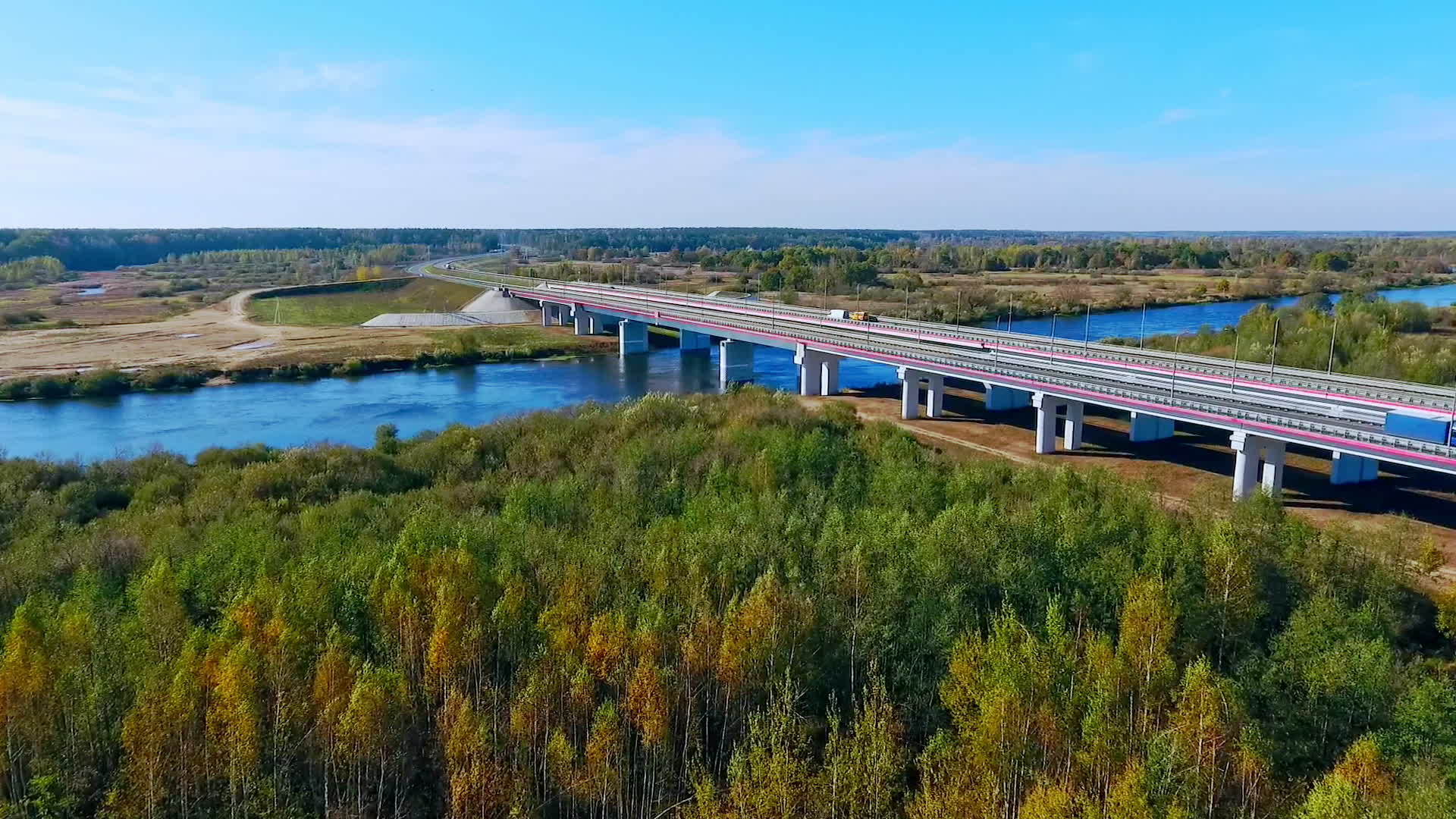 空中桥梁地貌公路桥河上视频的预览图