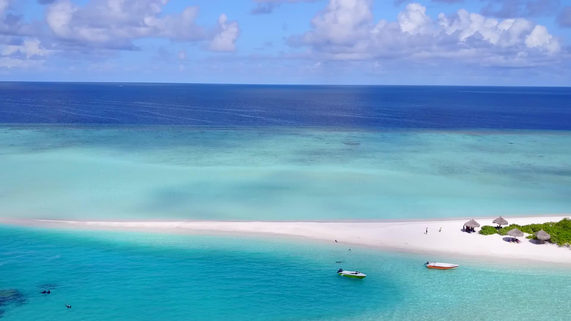 美丽的海景海滩冒险与干净的沙滩背景绿松石海洋视频的预览图
