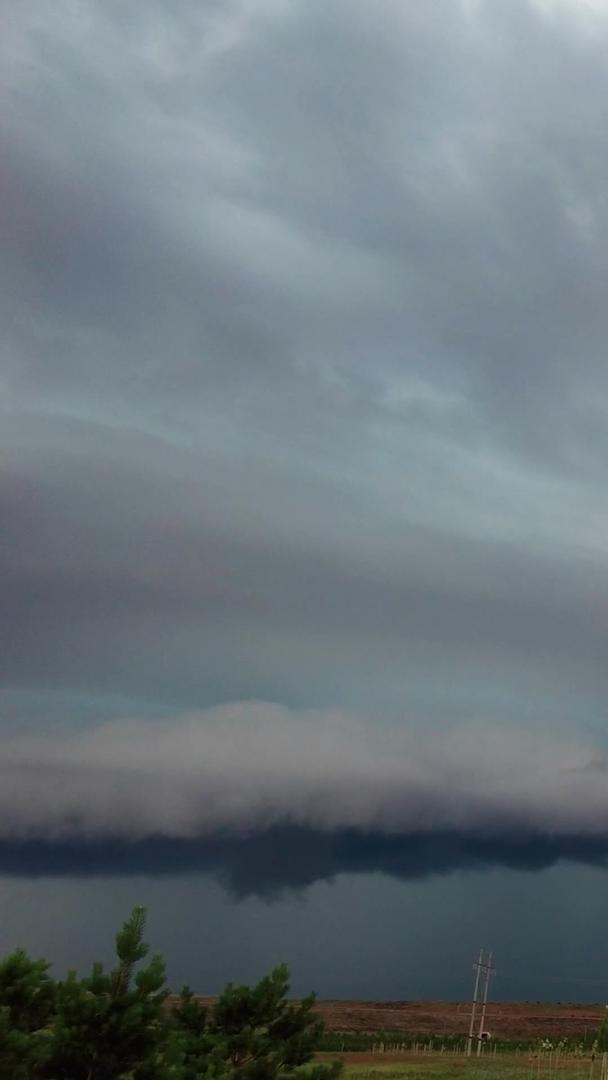 延迟拍摄草原上极强的对流天气乌云滚动闪电雷声视频的预览图