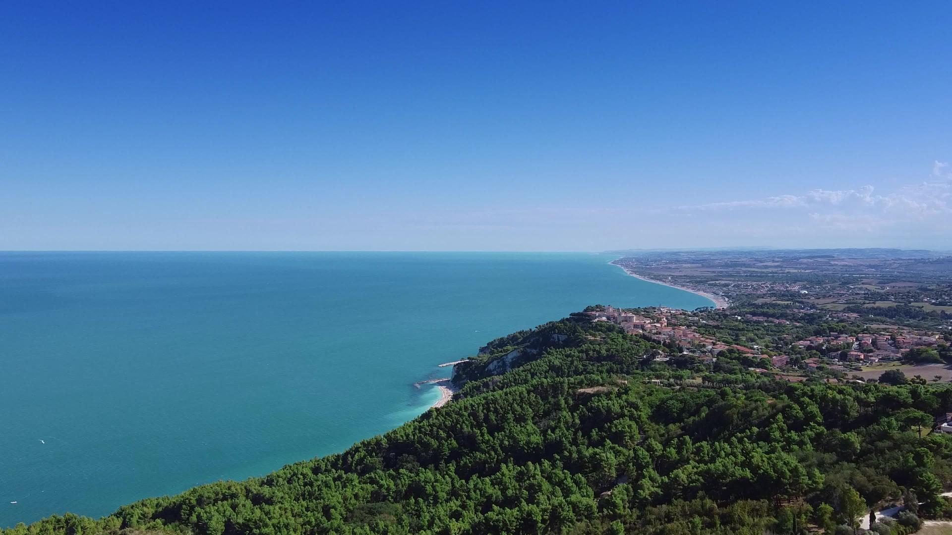 意大利海岸带的空中景色极佳视频的预览图