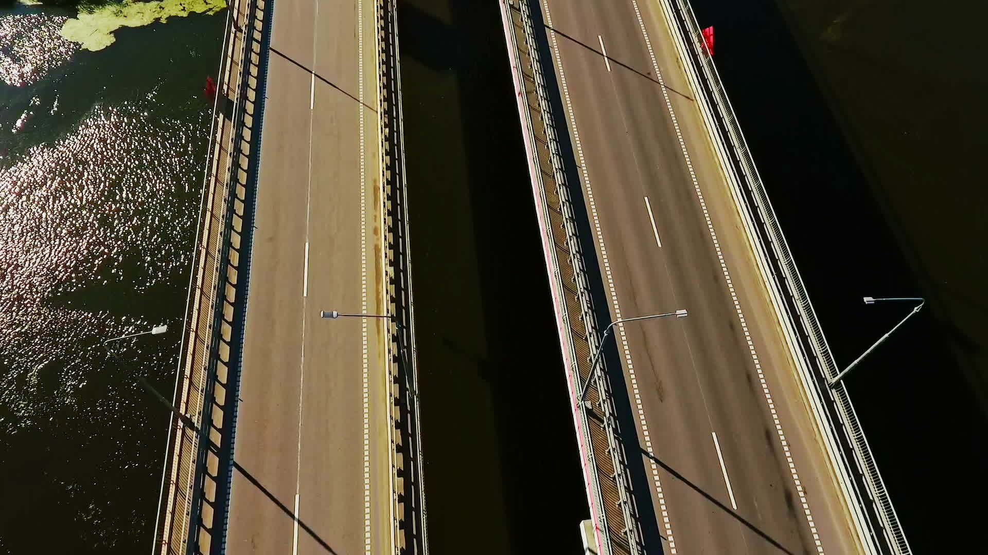 江上高速公路桥Drone视图视频的预览图