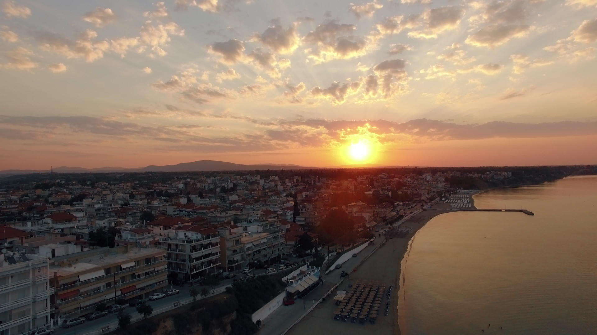 海岸度假胜地镇日出时空的海景视频的预览图