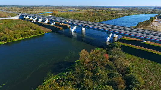 公路桥梁河.无人视线的水面高速公路和汽车桥视频的预览图