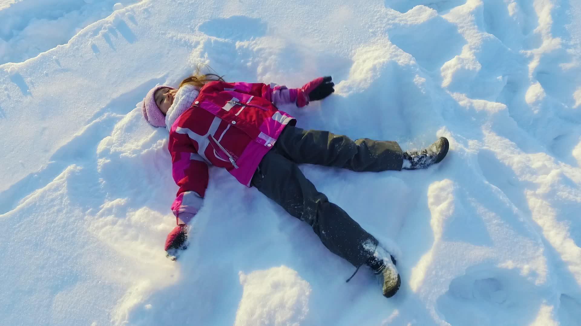 风景最好的小女孩做雪天使冬儿日视频的预览图